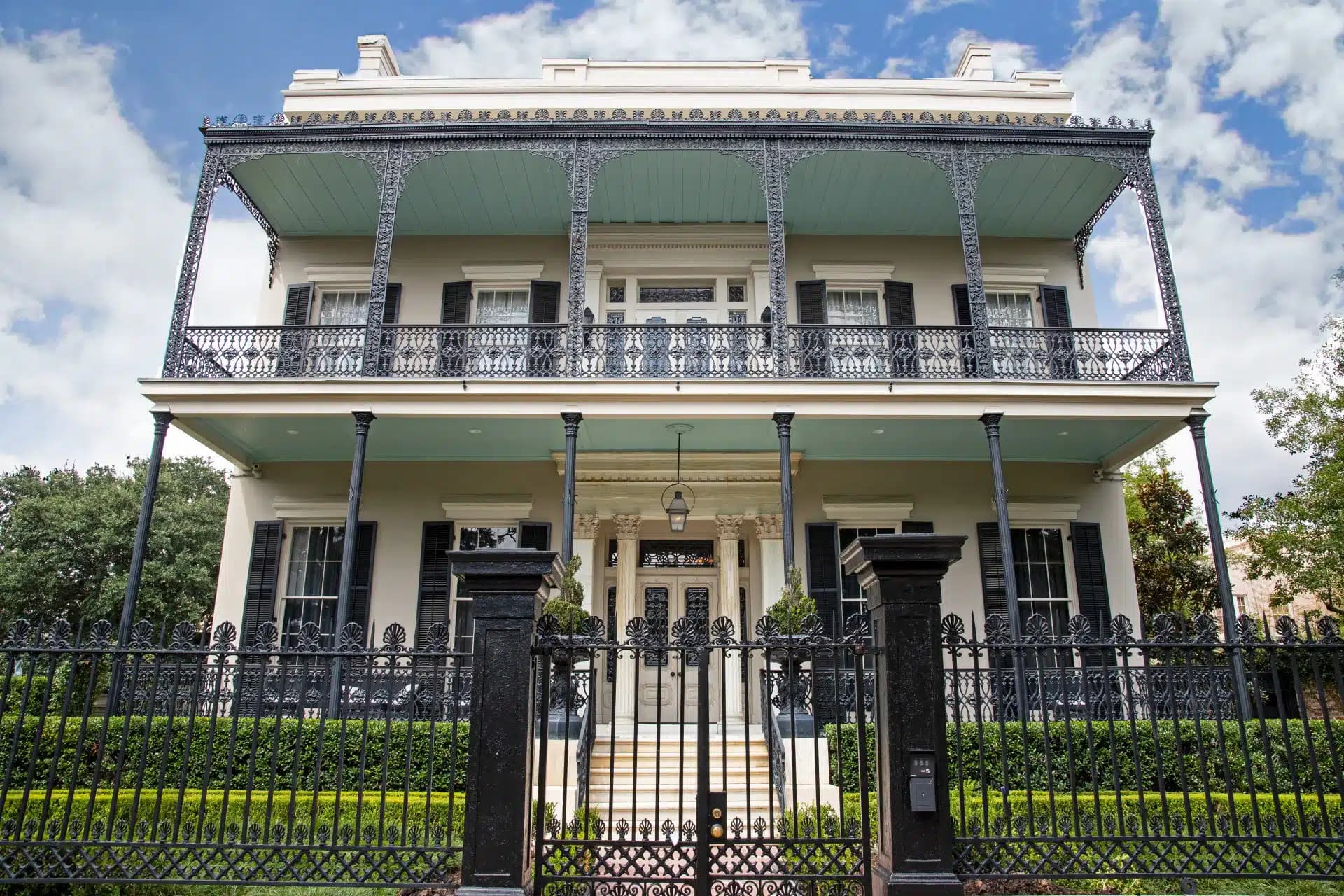 A house in the garden district of new orleans